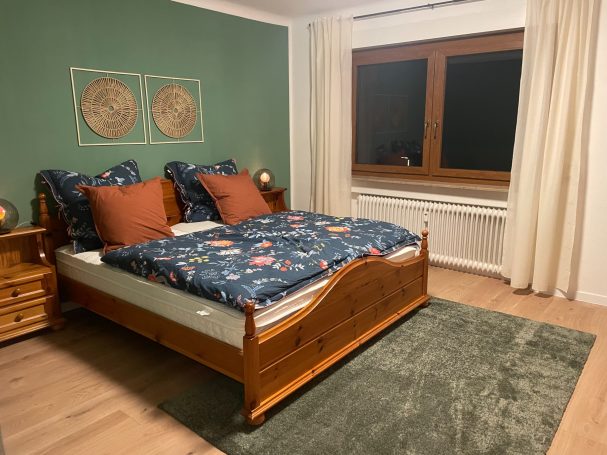 Schlafzimmer mit Doppelbett