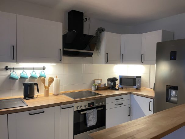 voll ausgestattete Küche der Ferienwohnung im OG