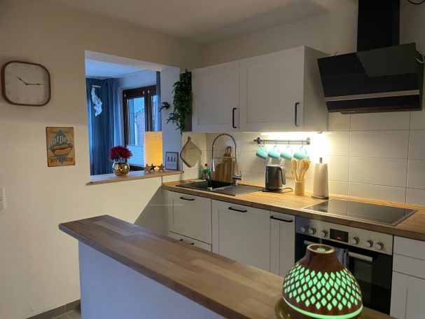 voll ausgestattete Küche der Ferienwohnung im OG